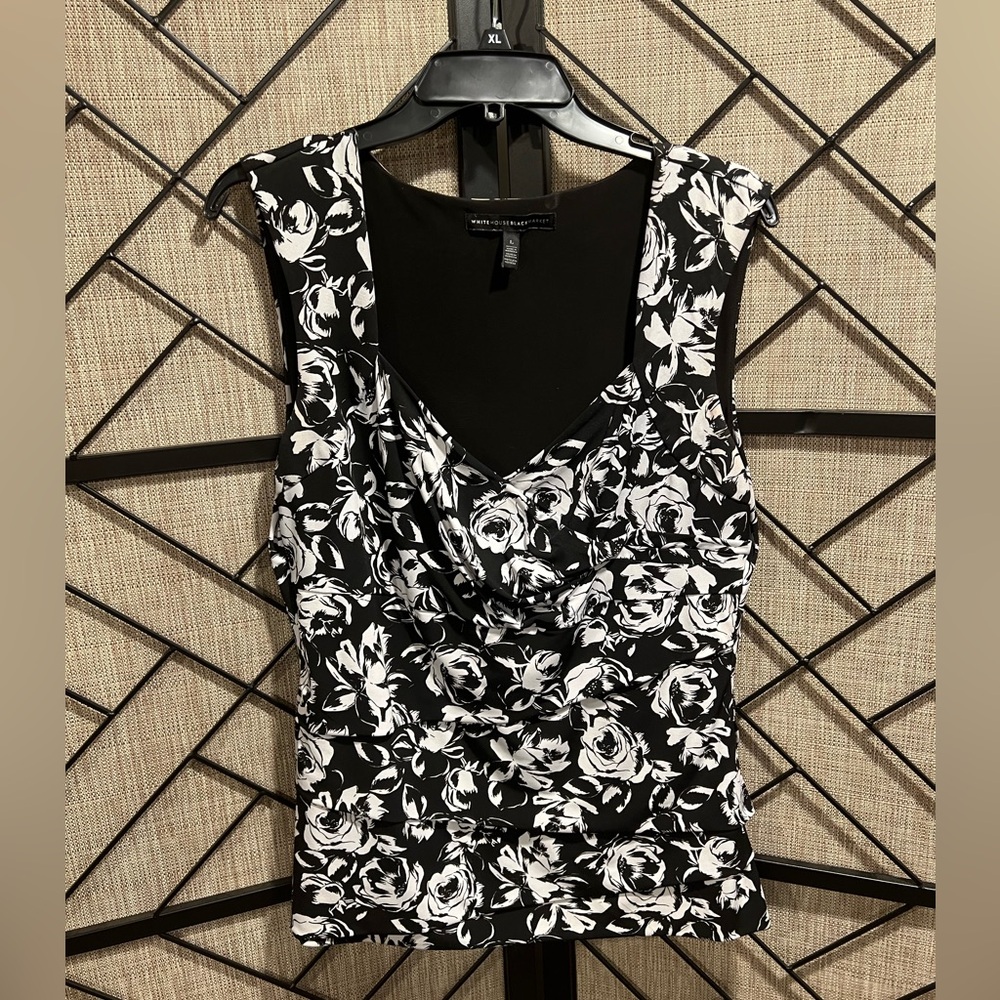 WHBM Slimming Bodycon Black & White V-Neck Sleeveless Floral Blouse - L